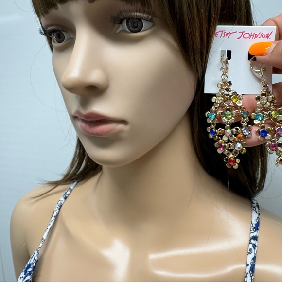 🌸SUPER SALE! BETSEY FLORAL CRYSTAL EARRINGS - Picture 2 of 8